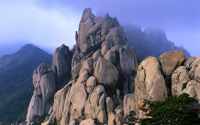 1259946885_ulsan-rock-in-sorak-mountains-korea.jpg